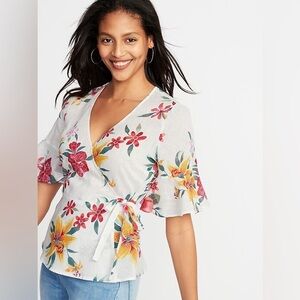 Old Navy | Woman’s Sz XL | White and Floral Flutter Sleeve Wrap Blouse 💖
